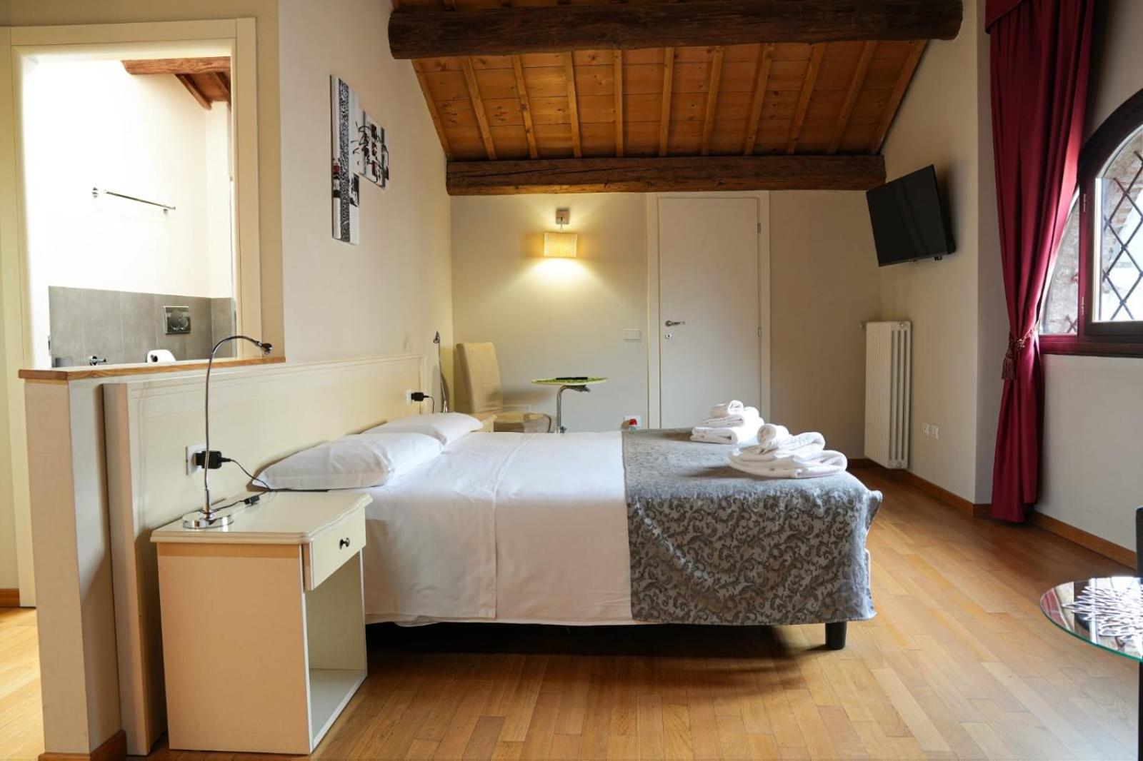 Honey Rooms Ferrara Bagian luar foto