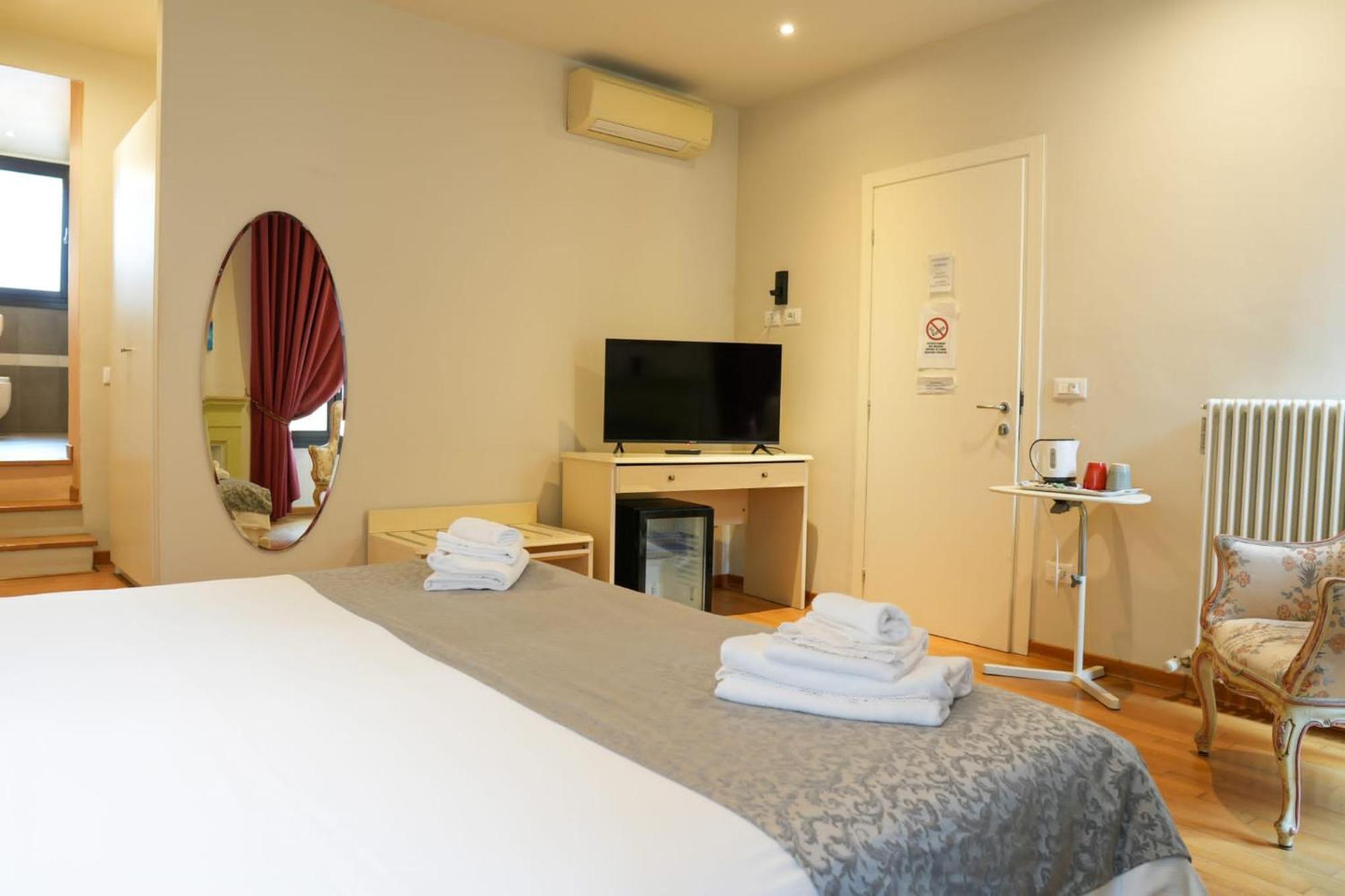 Honey Rooms Ferrara Bagian luar foto